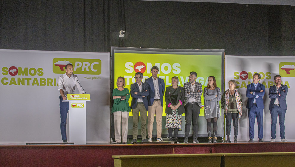 El alcalde de Torrelavega y candidato a la reelección, Javier López Estrada, junto a los miembros de su lista electoral