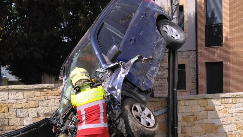 Vehículo apoyado en dos ruedas contra un muro y un poste tras salirse de la vía en Matamorosa  