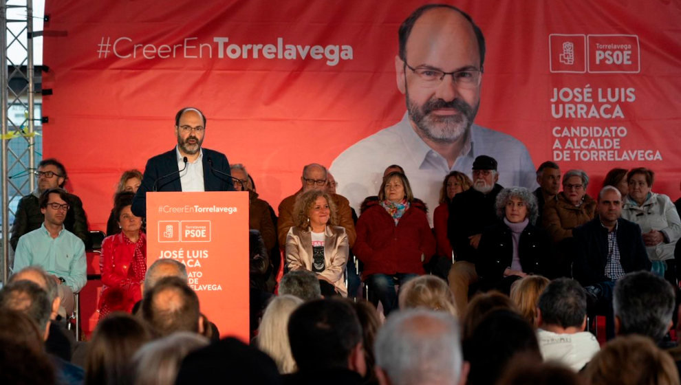 El candidato del PSOE a la Alcaldía de Torrelavega, José Luis Urraca, en el acto de presentación del resto del equipo que le acompañará en la lista para las elecciones del 28 de mayo  