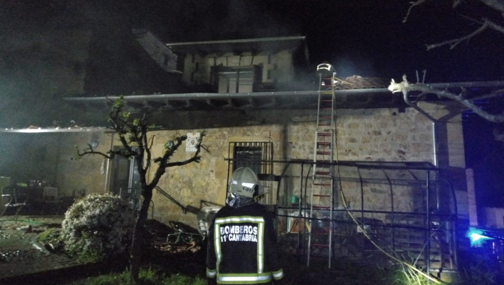 Los bomberos en el lugar del incendio