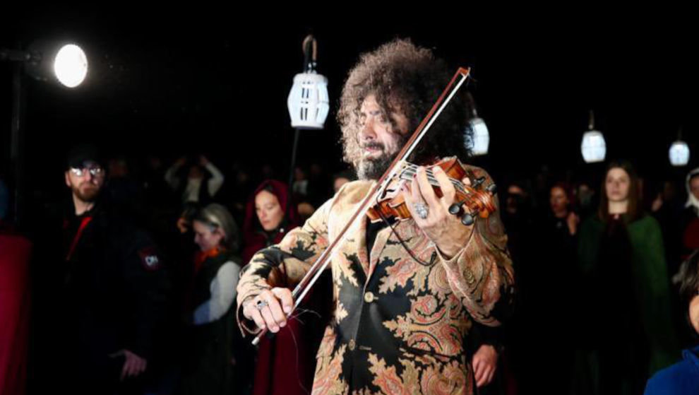 Imagen de Ara Malikian junto a las personas que pasaban junto a él por Santo Toribio | Foto: @Pablo_Zuloaga (Twitter)