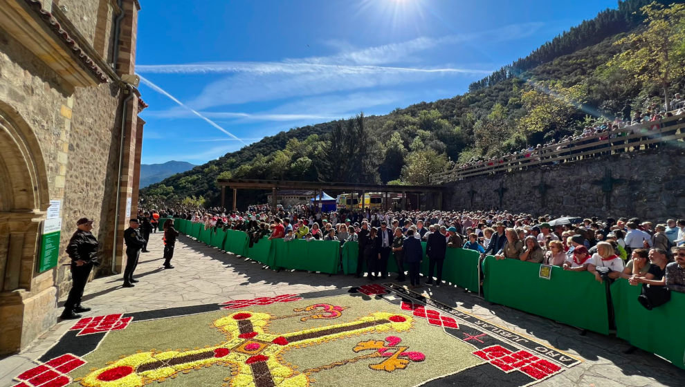 Cientos de personas en las inmediaciones del Monasterio de Santo Toribio | Foto: Gobierno de Cantabria