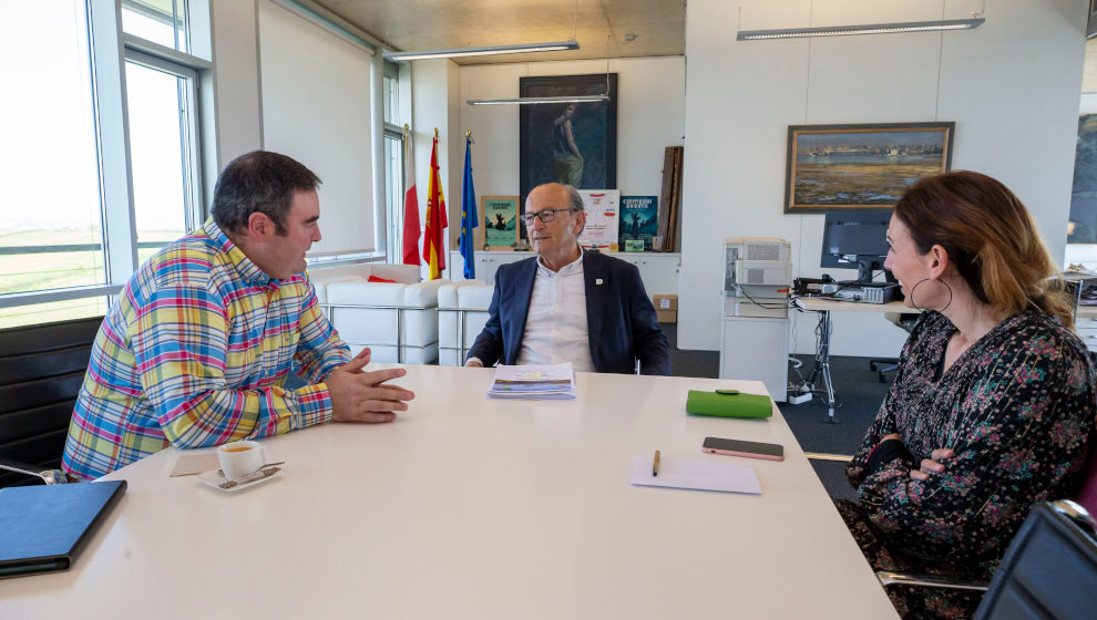 El consejero de Industria, Turismo, Innovación, Transporte y Comercio, Javier López Marcano, recibe al alcalde del ayuntamiento de Miera. 19 ABRIL 2023 © Miguel De la Parra