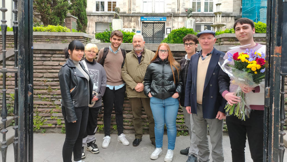 Miembros de Juventudes Socialistas de Santander, junto a mayores de la Fundación Bruno Alonso