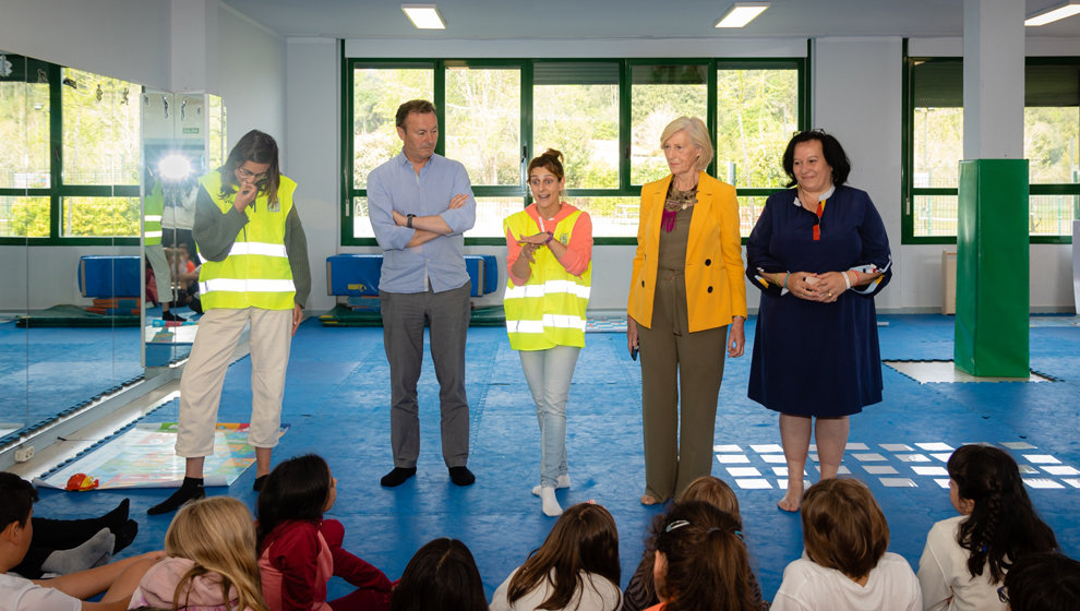 Los consejeros de Educación, Marina Lombó, y de Medio Ambiente, Guillermo Blanco, en su visita al CEIP Santiago Galas.