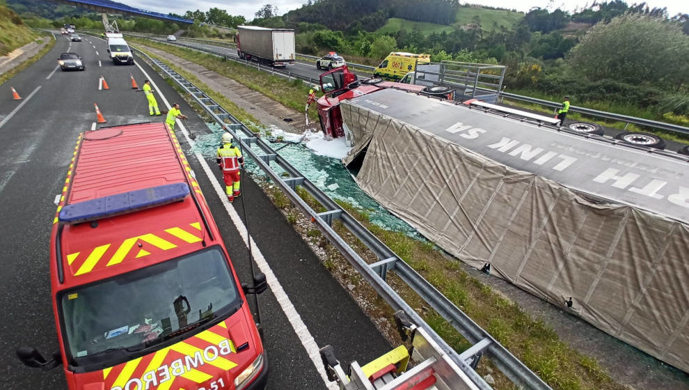 Accidente de camión volcado