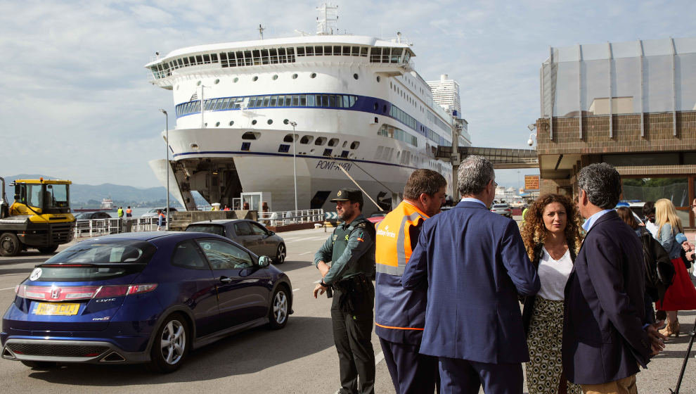 Inicio de la campaña informativa de DGT y Guardia Civil para los motoristas británicos