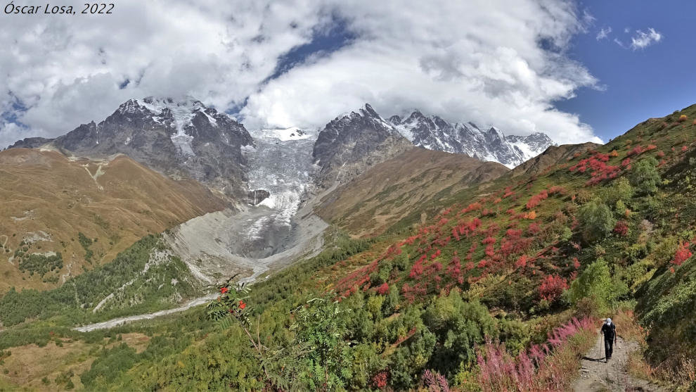 Un trekker junto a un glaciar de Svanetia