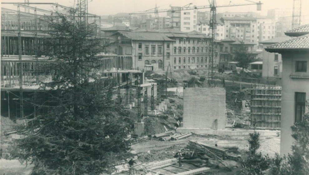 Imagen del archivo de la biblioteca de las obras del antiguo Edifico de Traumatología, año 1971