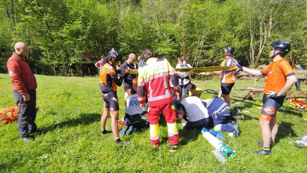 Rescate a un hombre tras caerle un árbol en su finca