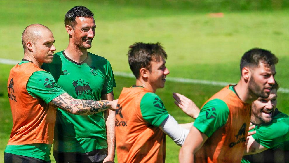 El racinguista Pol Moreno (sin peto), durante un entrenamiento del equipo