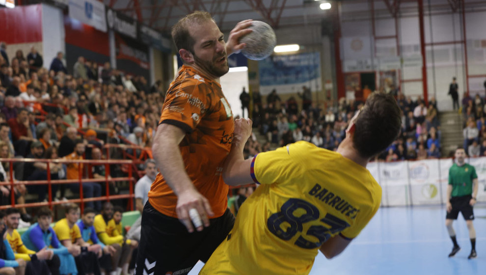 Alonso Moreno, en un instante del último partido del Bathco BM Torrelavega contra el Barça | Foto: BM Torrelavega