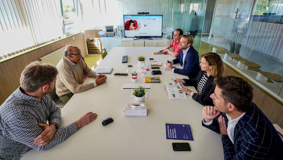 El candidato del PRC a la Alcaldía de Santander, Felipe Piña, con representantes del CISE