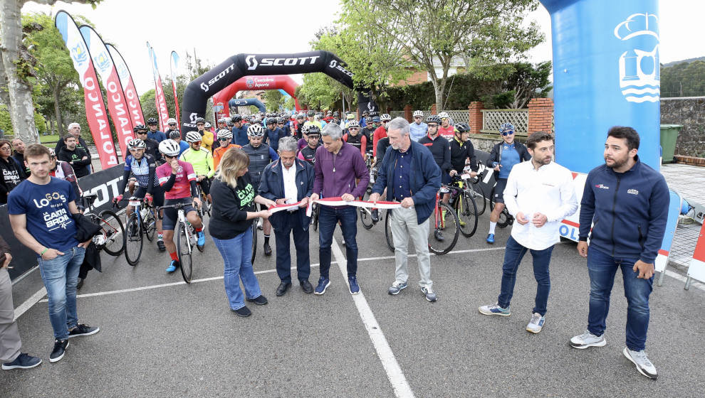 El presidente de Cantabria, Miguel Ángel Revilla, y el vicepresidente regional, Pablo Zuloaga, en el pistoletazo de 'La Cantabrona'