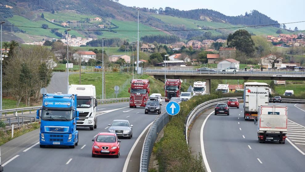 Varios camiones durante una marcha en la A-67, de Santander a Torrelavega