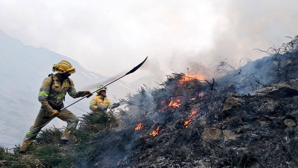 Bomberos extinguiendo un incendio