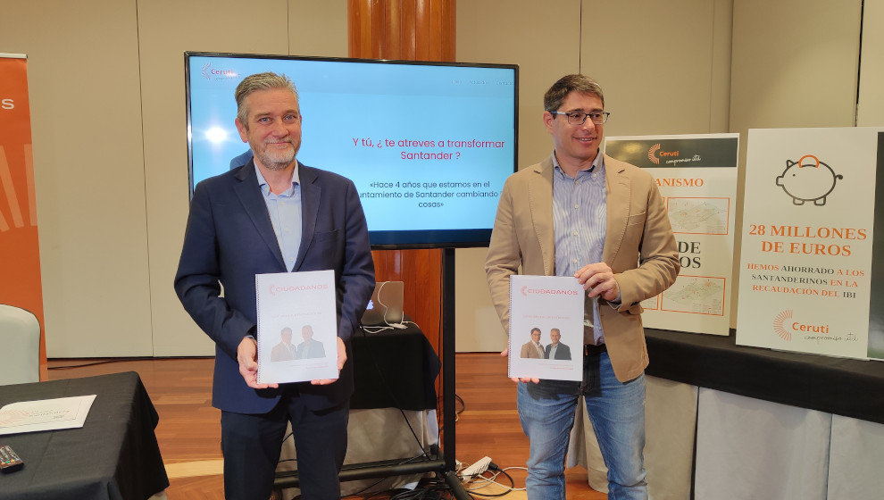 El candidatode Cs a la Alcaldía de Santander, Javier Ceruti, y el número dos, Felipe Pérez Manso, durante la presentación de su programa electoral