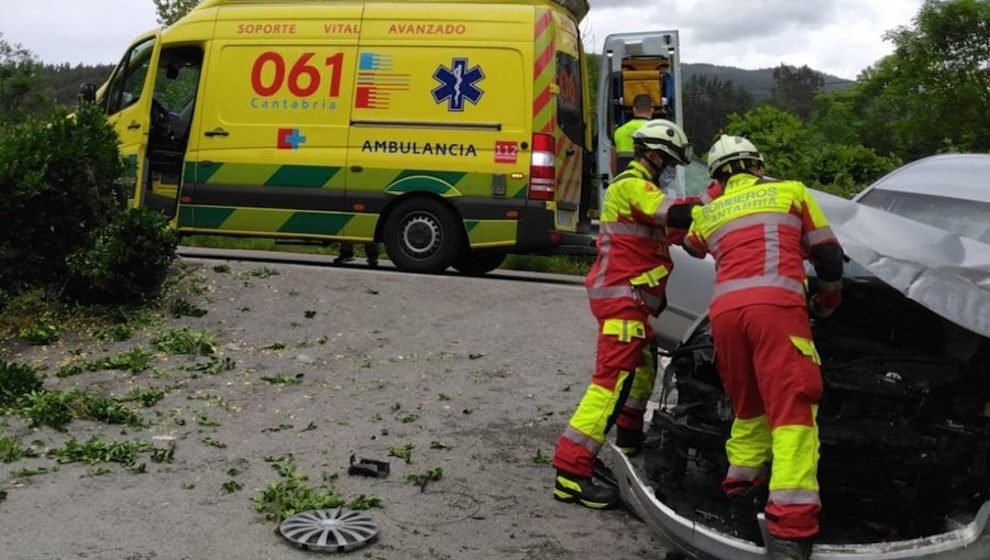 Un conductor queda atrapado en su coche tras chocar contra un garaje en la carretera de Marrón