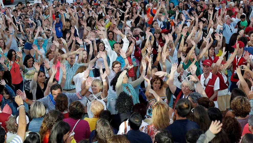 Actividad 'Coro efímero' cantando 'We Will Rock You', de Queen