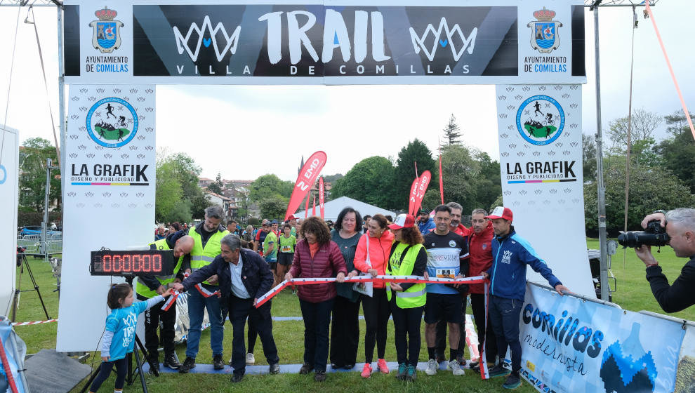 El presidente de Cantabria, Miguel Ángel Revilla, da la salida del IV Trail Villa de Comillas