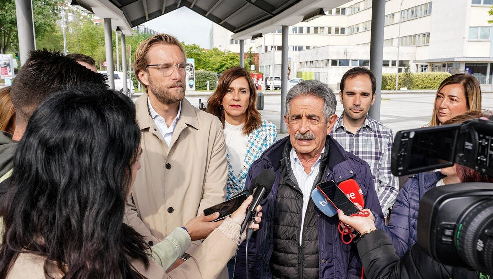 El presidente de Cantabria y candidato del PRC a la reelección, Miguel Ángel Revilla (derecha), y el candidato regionalista a la Alcaldía de Santander, Felipe Piña, en la Plaza de la Ciencia