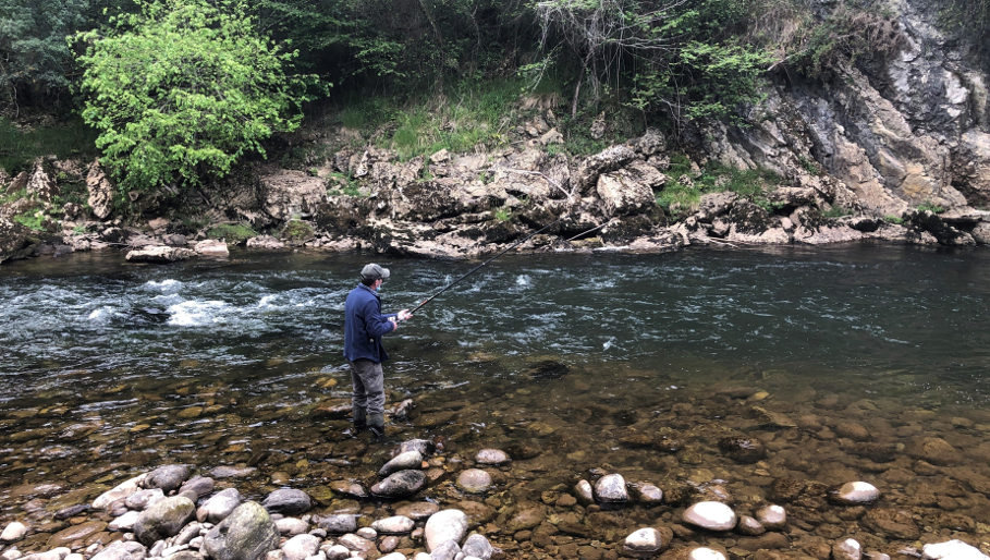 Pescador en un río