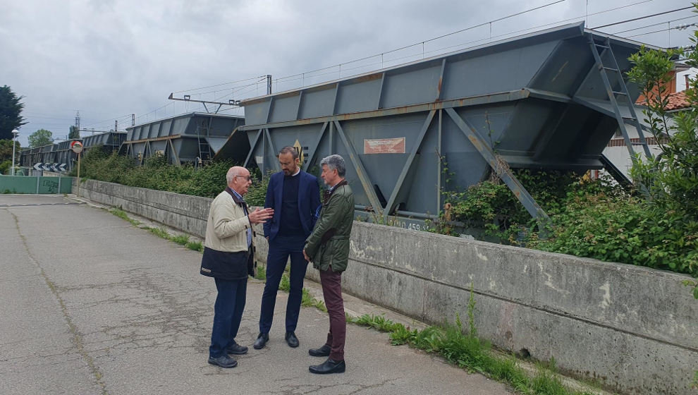 El alcalde de Torrelavega, Javier López Estrada, visita los vagones estacionados en Barreda junto a Vicente Santamaría, de Renfe, y a José Valencia, de la asociación de vecinos