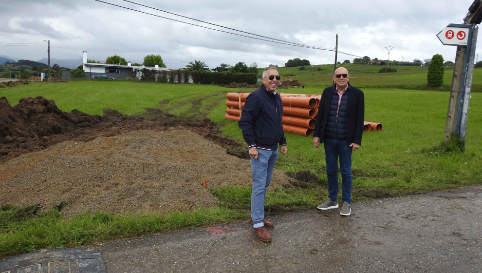 El alcalde de Miengo y el concejal visitan las obras