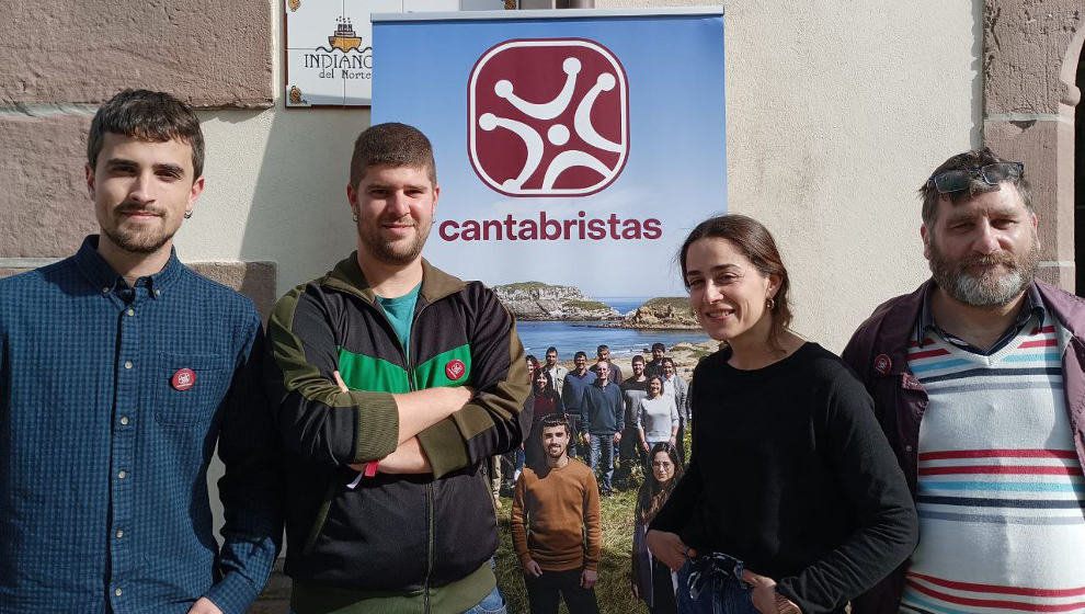 El candidato de Cantabristas, Paulu Lobete (izq.), durante el acto de la formación en Comillas