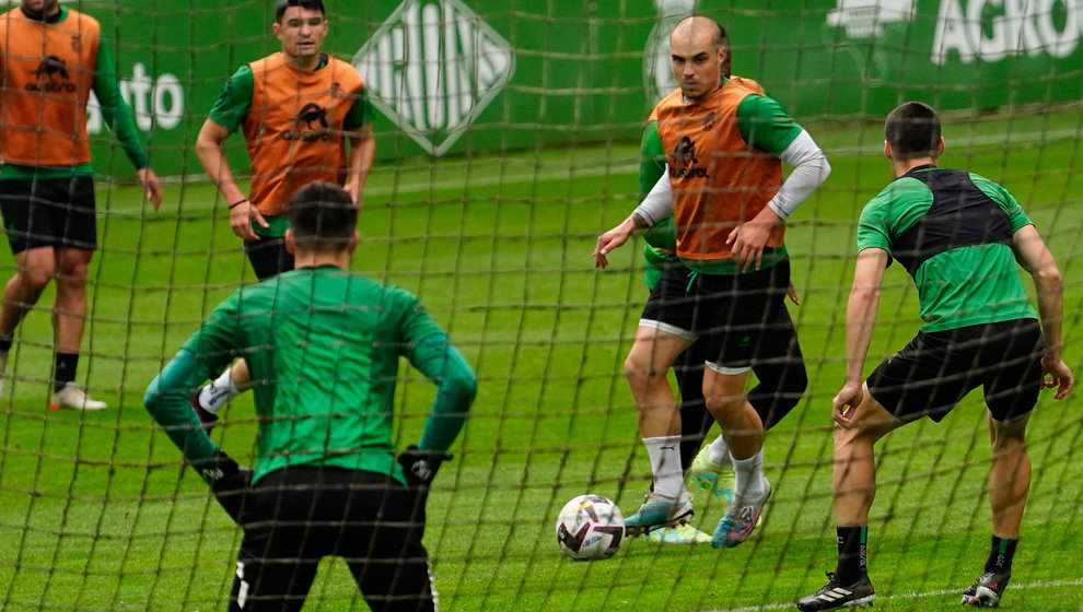 Jorge Pombo -en el centro- durante un entrenamiento.