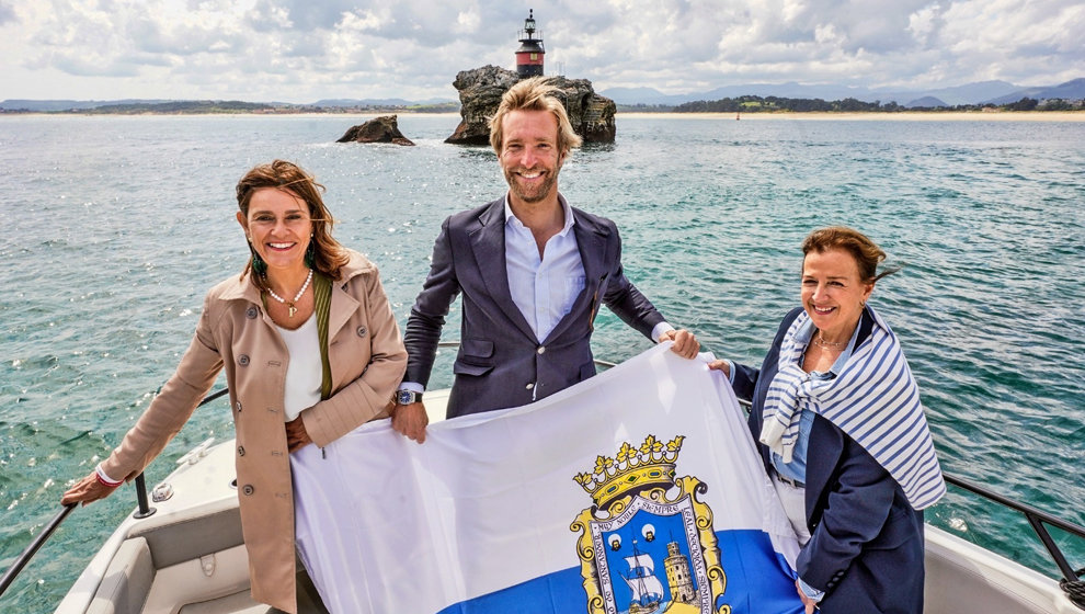 El candidato del PRC a la Alcaldía de Santander, Felipe Piña, junto a la vicesecretaria de Organización del PRC, Paula Fernández (izda), en una visita a la Isla de Mouro