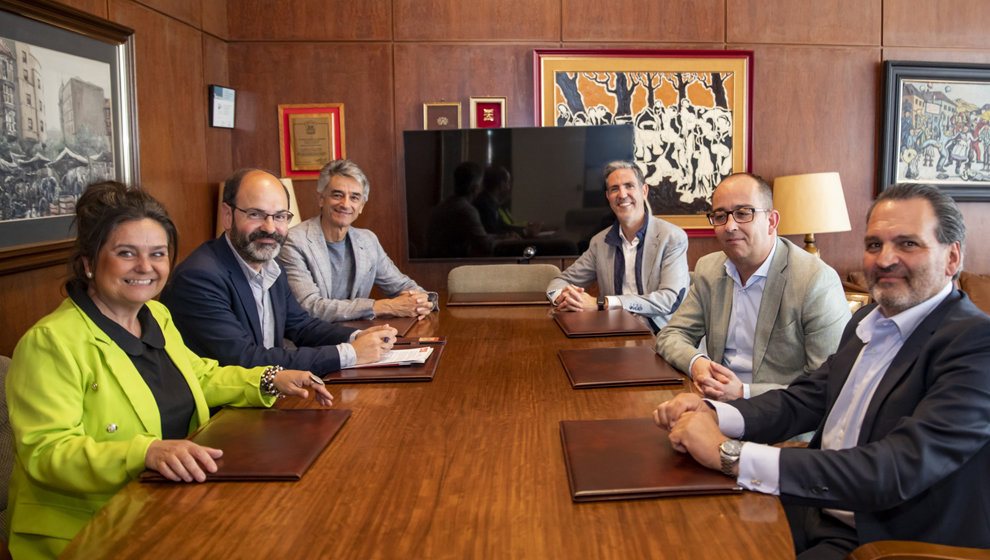 El candidato del PSOE de Torrelavega, José Luis Urraca,m en la presentación del plan 'Persianas arriba'