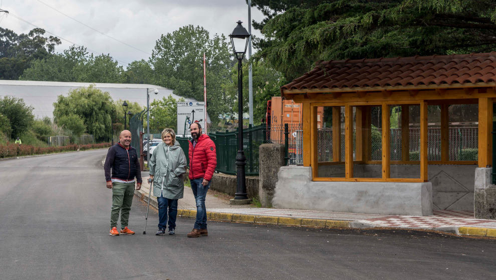 La alcaldesa de Camargo, Esther Bolado, visita los trabajos de renovación del asfalto de la Avenida Juan Carlos I