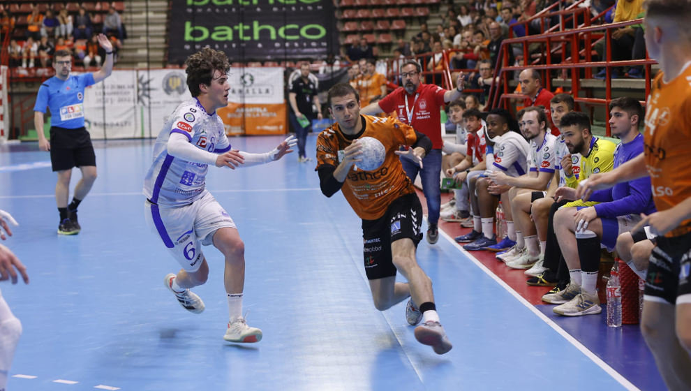 Nicolai Colunga, durante un encuentro del Bathco BM Torrelavega | Foto: BM Torrelavega