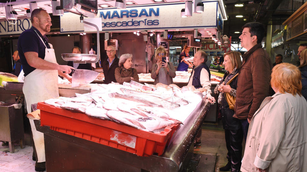 El candidato del PSOE a la Alcaldía de Santander, Daniel Fernández, visita el Mercado de la Esperanza