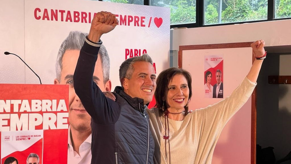 El secretario general del PSC-PSOE y candidato a presidente de Cantabria, Pablo Zuloaga, junto a la candidata socialista a la Alcaldía de Los Corrales de Buelna, Josefina González