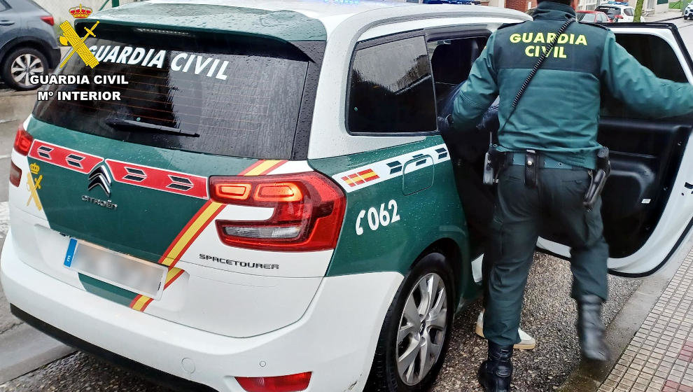 Agentes de la Guardia Civil trasladan al detenido al centro penitenciario de Basauri