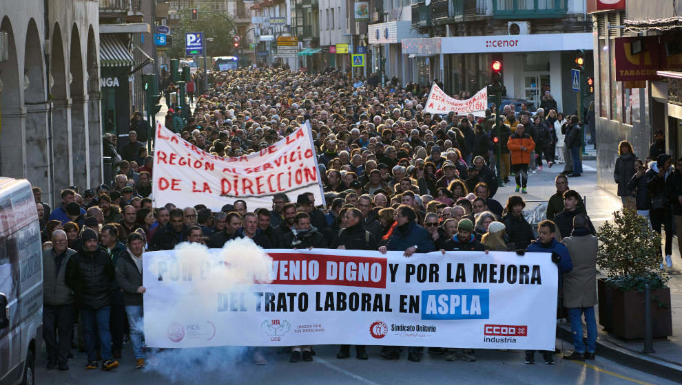 Centenares de trabajadores de la empresa Aspla sostienen pancartas durante una manifestación