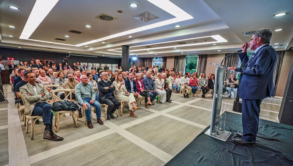 Revilla se dirige al público durante el mitin en Medio Cudeyo