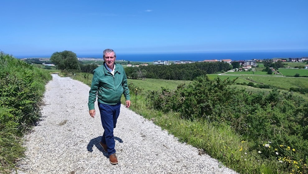 El alcalde de Suances, Andrés Ruiz Moya, en una de las carreteras de la concentración parcelaria