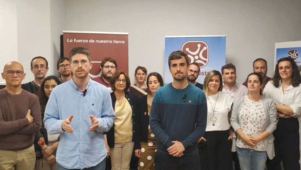 El secretario general de Cantabristas, Paulu Lobete, junto a representantes de la formación en el 28M