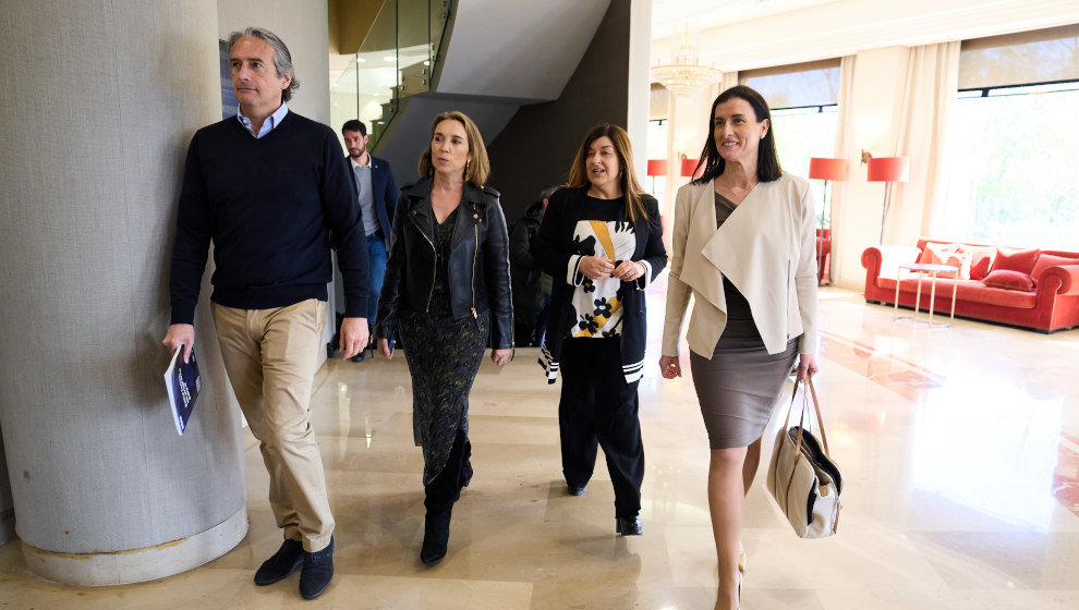 El exalcalde de Santander Iñigo de la Serna; la secretaria general del PP, Cuca Gamarra; la presidenta del PP en Cantabria, María José Sáenz de Buruaga y la alcaldesa de Santander, Gema Igual