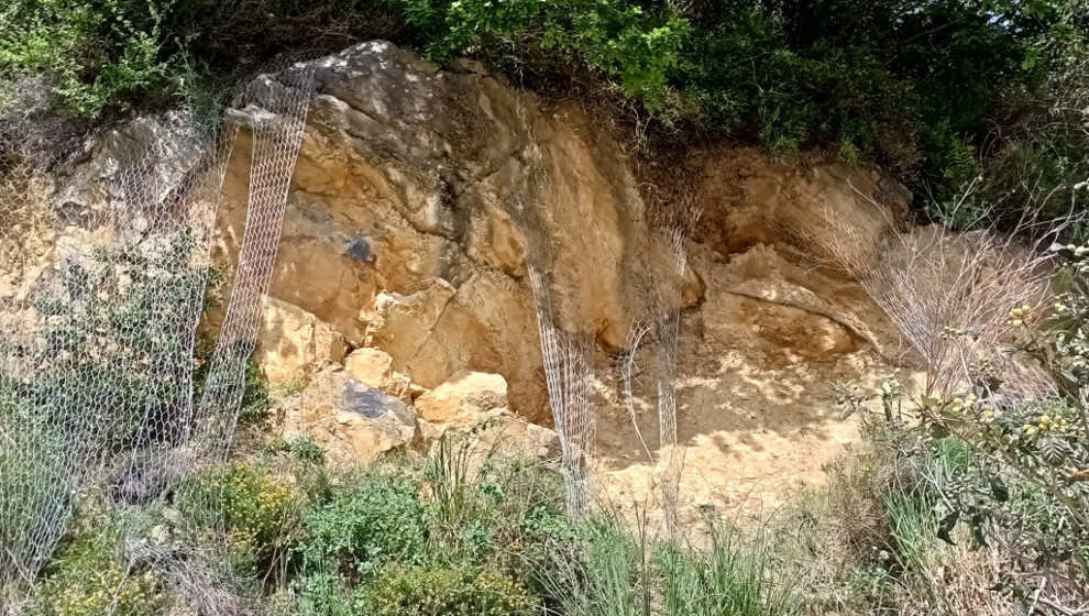 Talud de roca de la calle Cotolino de Castro Urdiales