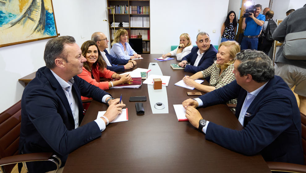 Reunión de los equipos negociadores de PP y PRC en el Parlamento de Cantabria