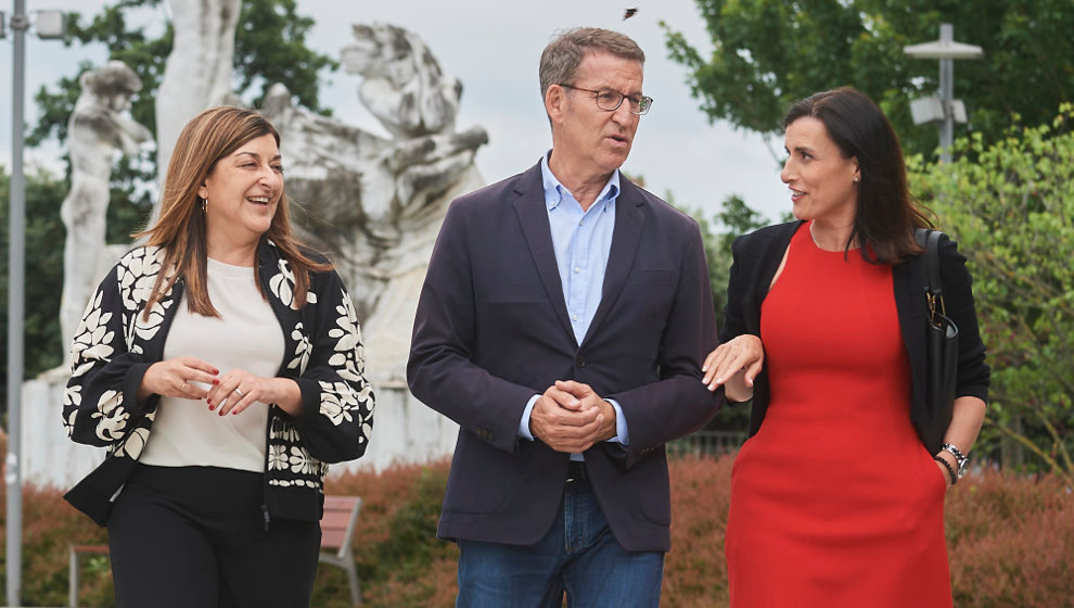 La presidenta del PP de Cantabria, María José Sáenz de Buruaga, el presidente del Partido Popular, Alberto Núñez Feijóo, y la alcaldesa de Santander, Gema Igual