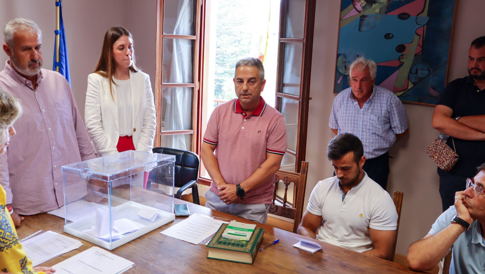 Enrique Lastra, en el centro de la foto, elegido alcalde de Hazas de Cesto