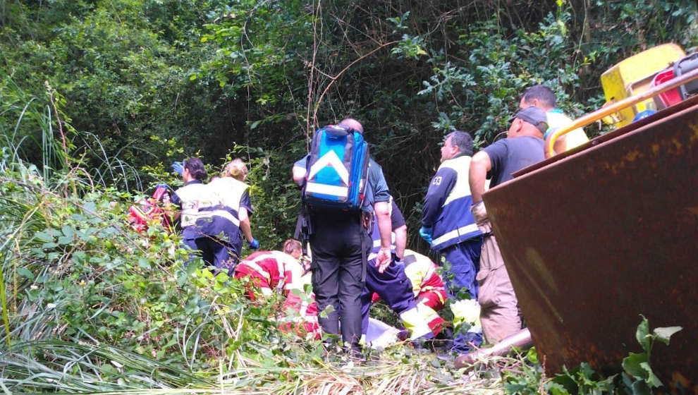 Atención al herido al volcar la excavadora que conducía