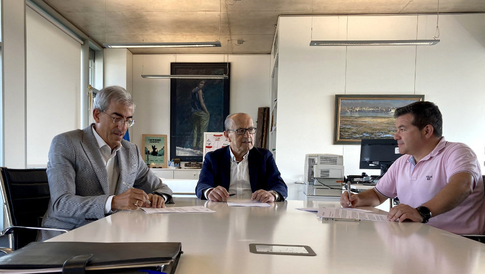  El consejero de Industria en funciones, Javier López Marcano, firma con los representantes de las empresas los trabajos para las obras de La Pasiega 