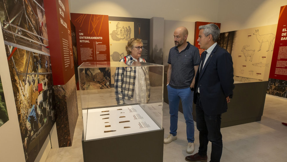 El vicepresidente y consejero de Cultura en funciones, Pablo Zuloaga, en el Centro de Arte Rupestre de Puente Viesgo