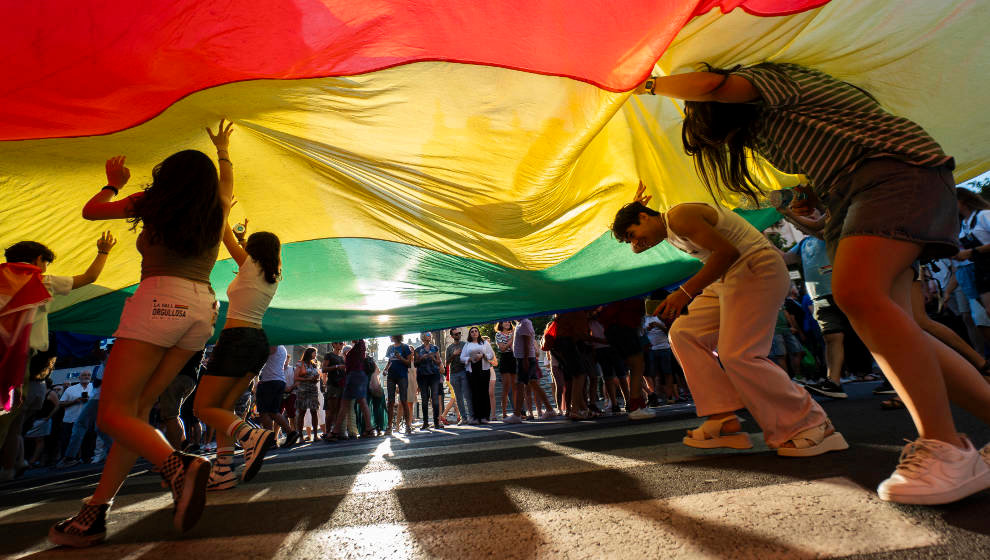 Varias personas durante la manifestación del Orgullo LGTBI+